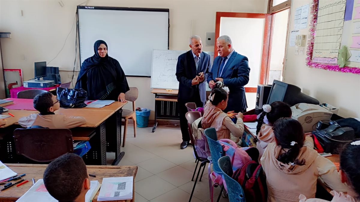 جولة ميدانية لوكيل التعليم بمدارس شرق الفيوم ويشيد بانضباط العملية التعليمية بمدرستي النهضة والسلام 