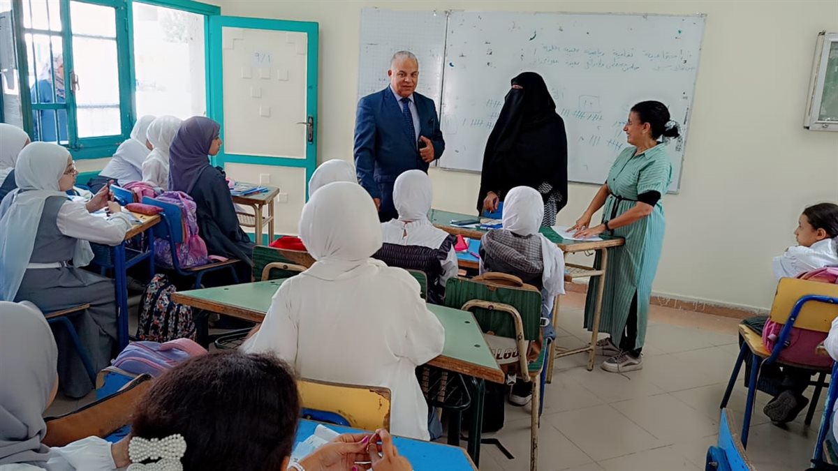 جولة ميدانية لوكيل التعليم بمدارس شرق الفيوم ويشيد بانضباط العملية التعليمية بمدرستي النهضة والسلام 