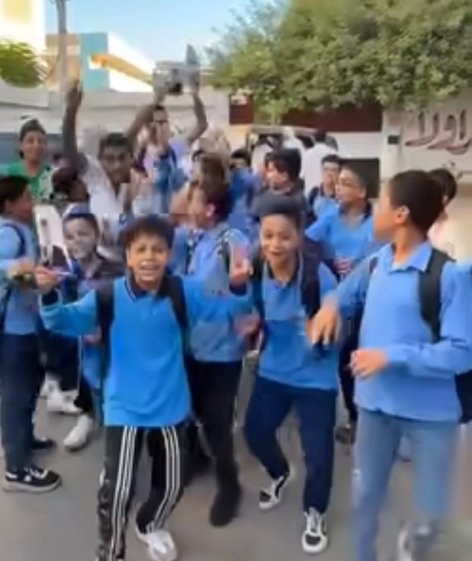 أدارة سنورس التعليمية تفحص صورا دعائية بمعرفة إدارة التطوير التكنولوجي