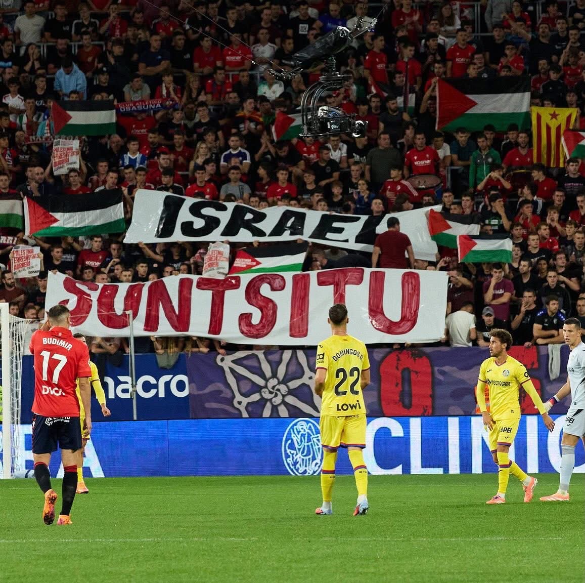 أعلام وهتافات فلسطينية