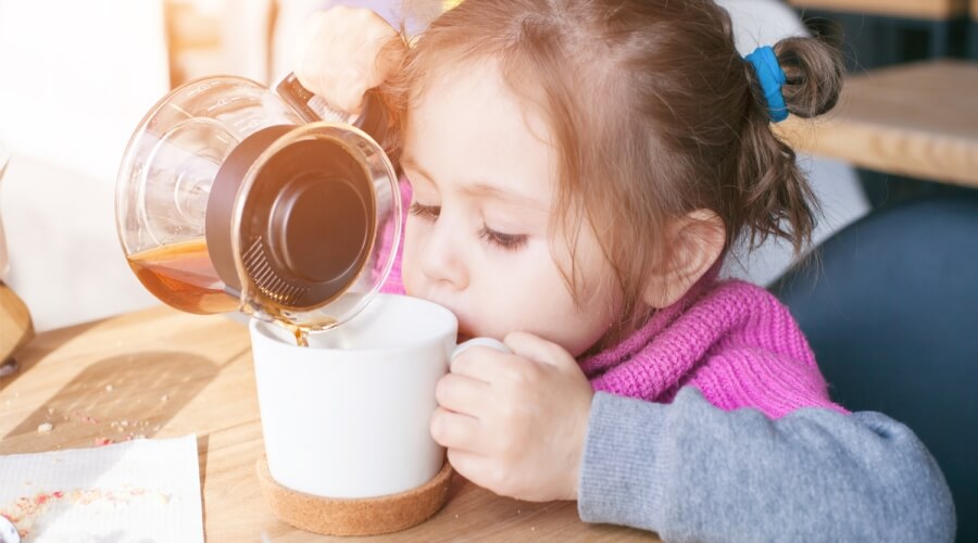 أضرار الشاي والقهوة على الأطفال