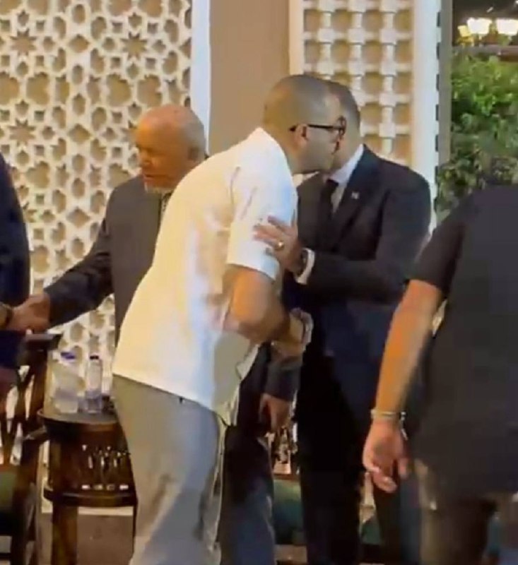 <strong>  أحمد الباز يعزي محمد الجارحي في وفاة عمه</strong>