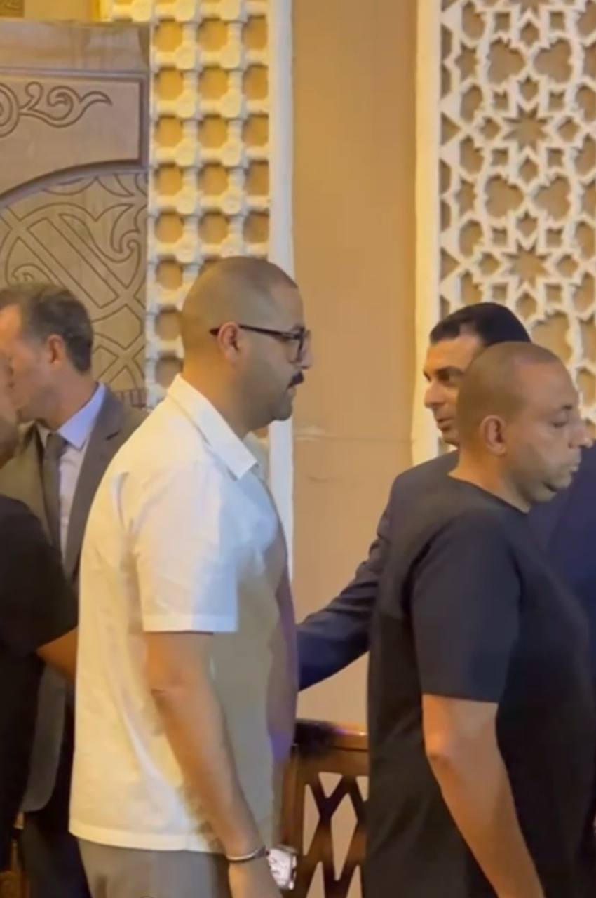 <strong>  أحمد الباز يعزي محمد الجارحي في وفاة عمه</strong>