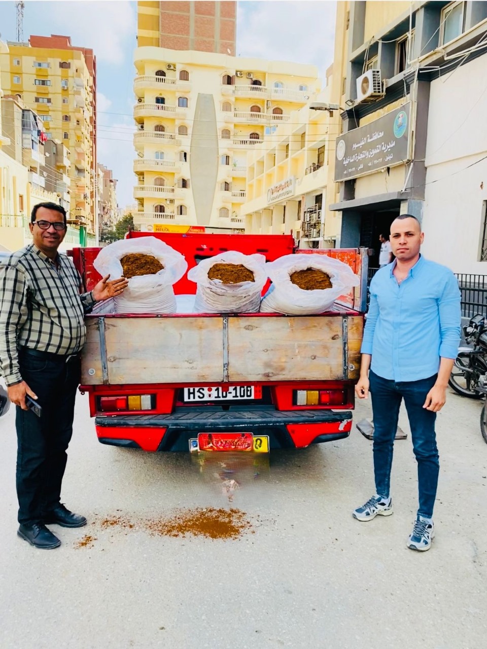 ضبط طن دقيق بلدي مدعم مخابز محظور بيعه او تداوله ونصف طن بن معشوش بالفيوم <br>