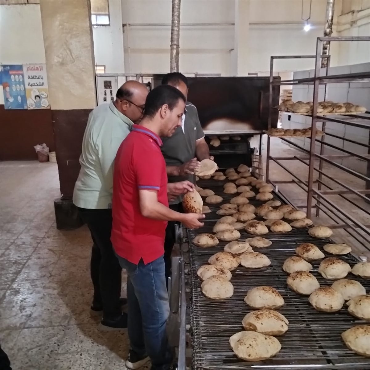 ضبط طن دقيق بلدي مدعم مخابز محظور بيعه او تداوله ونصف طن بن معشوش بالفيوم <br>