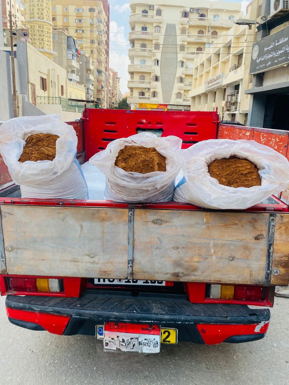 ضبط طن دقيق بلدي مدعم مخابز محظور بيعه او تداوله ونصف طن بن معشوش بالفيوم <br>