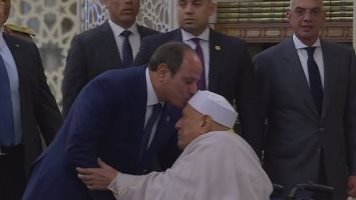الرئيس السيسي يقبل رأس الراحل
