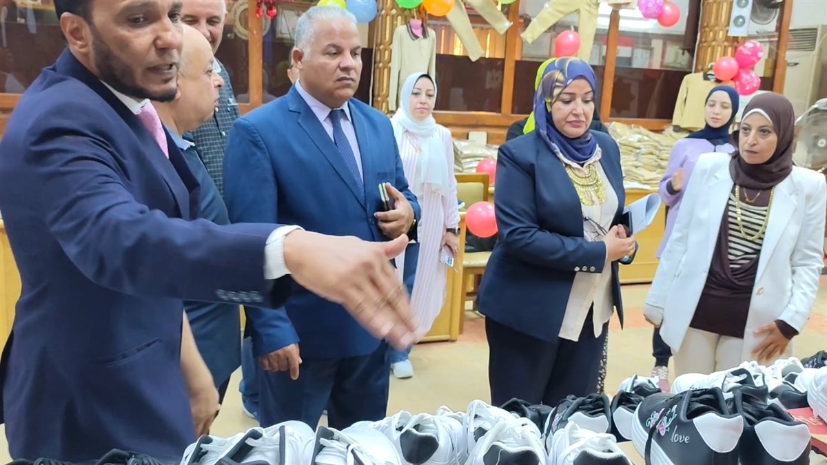 قبيصي يفتتح معرض ملابس الزي المدرسي للطلاب الأيتام بمديرية التربية والتعليم بالفيوم