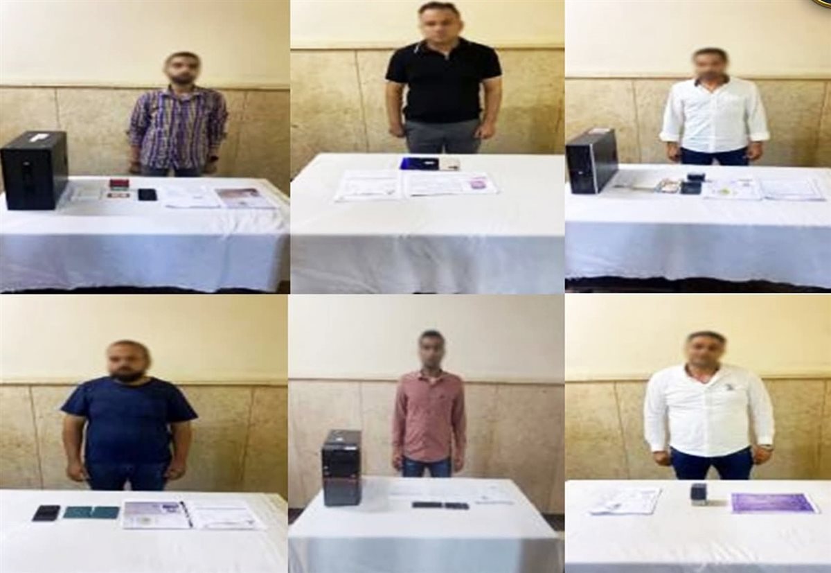 عدد من المتهمين و أمامهم المضبوطات 