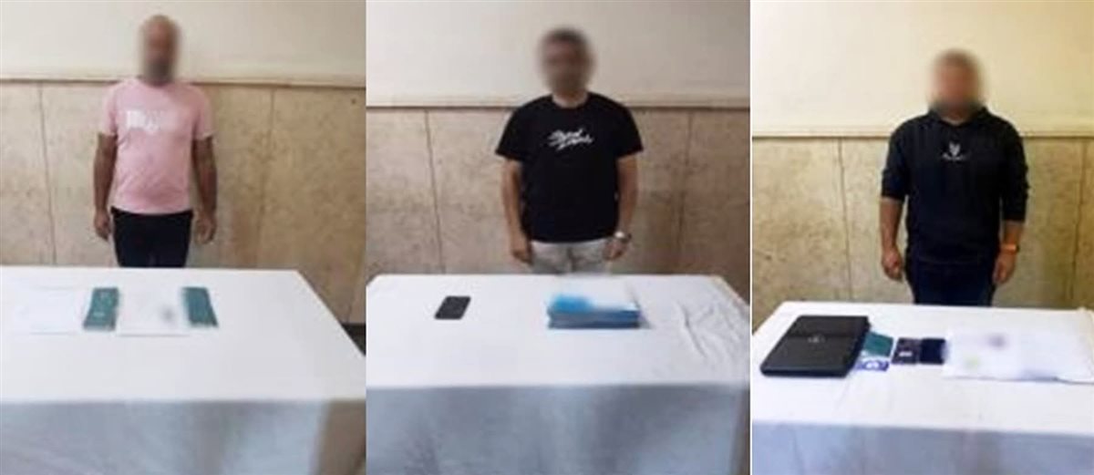 عدد من المتهمين و أمامهم المضبوطات 