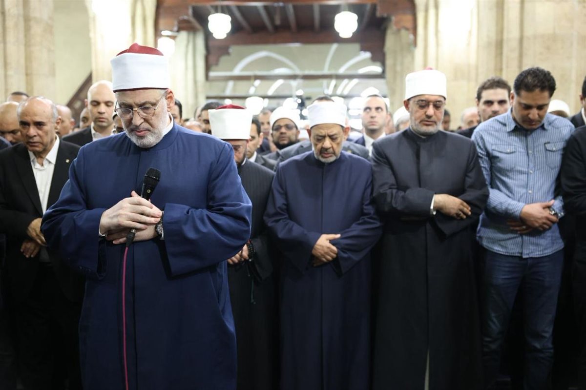 الدكتور أحمد الطيب في صلاة جنازة الدكتور أحمد عمر هاشم 