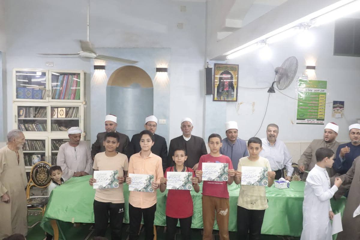 على هامش الأسبوع الثقافي: مدير أوقاف الفيوم يكرم المتفوقين من حفظة القرآن الكريم بمسجد الهداية