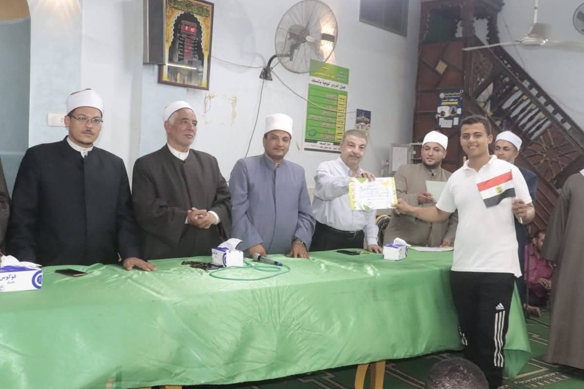 على هامش الأسبوع الثقافي: مدير أوقاف الفيوم يكرم المتفوقين من حفظة القرآن الكريم بمسجد الهداية