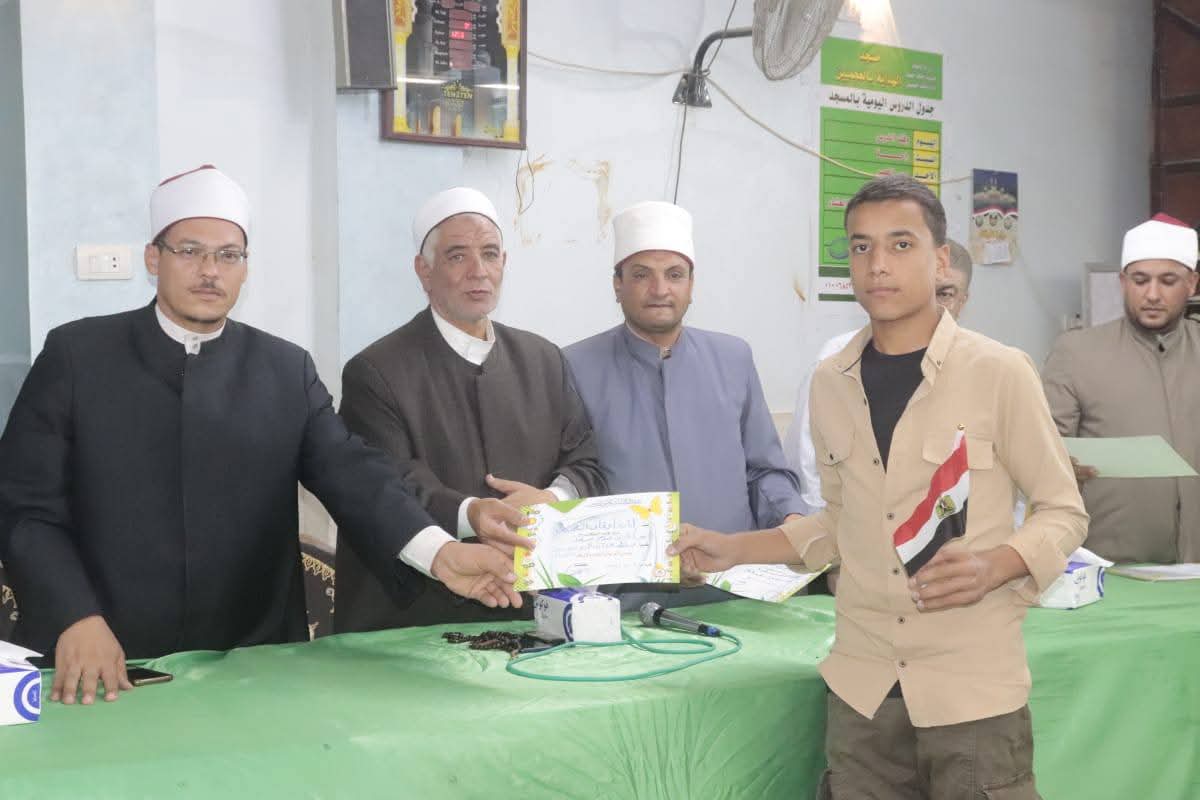 على هامش الأسبوع الثقافي: مدير أوقاف الفيوم يكرم المتفوقين من حفظة القرآن الكريم بمسجد الهداية