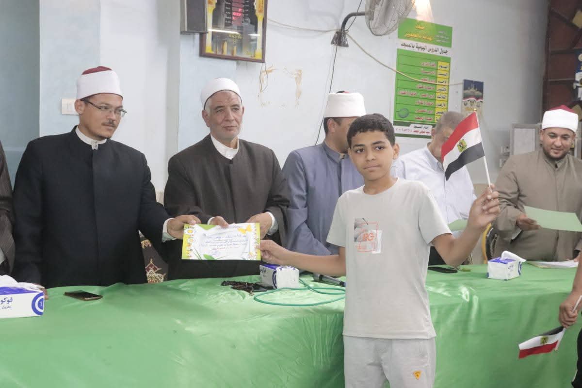 على هامش الأسبوع الثقافي: مدير أوقاف الفيوم يكرم المتفوقين من حفظة القرآن الكريم بمسجد الهداية