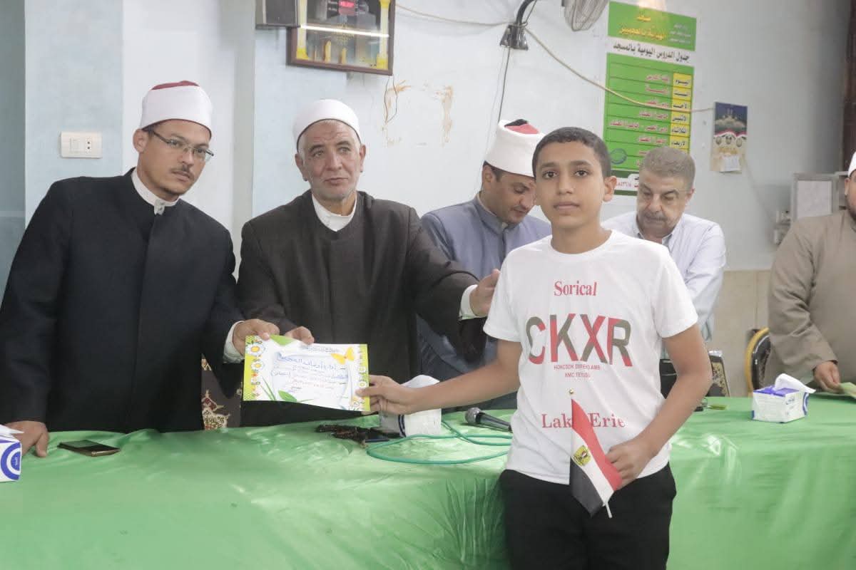 على هامش الأسبوع الثقافي: مدير أوقاف الفيوم يكرم المتفوقين من حفظة القرآن الكريم بمسجد الهداية