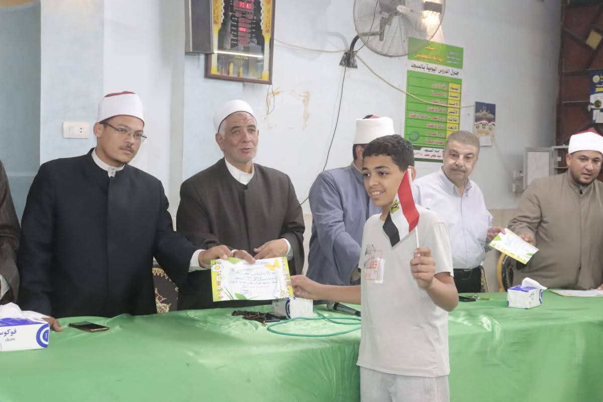 على هامش الأسبوع الثقافي: مدير أوقاف الفيوم يكرم المتفوقين من حفظة القرآن الكريم بمسجد الهداية