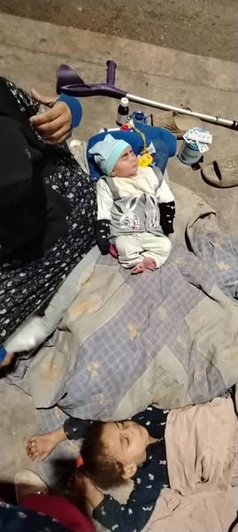 أم ورضيعها يفترشان الرصيف