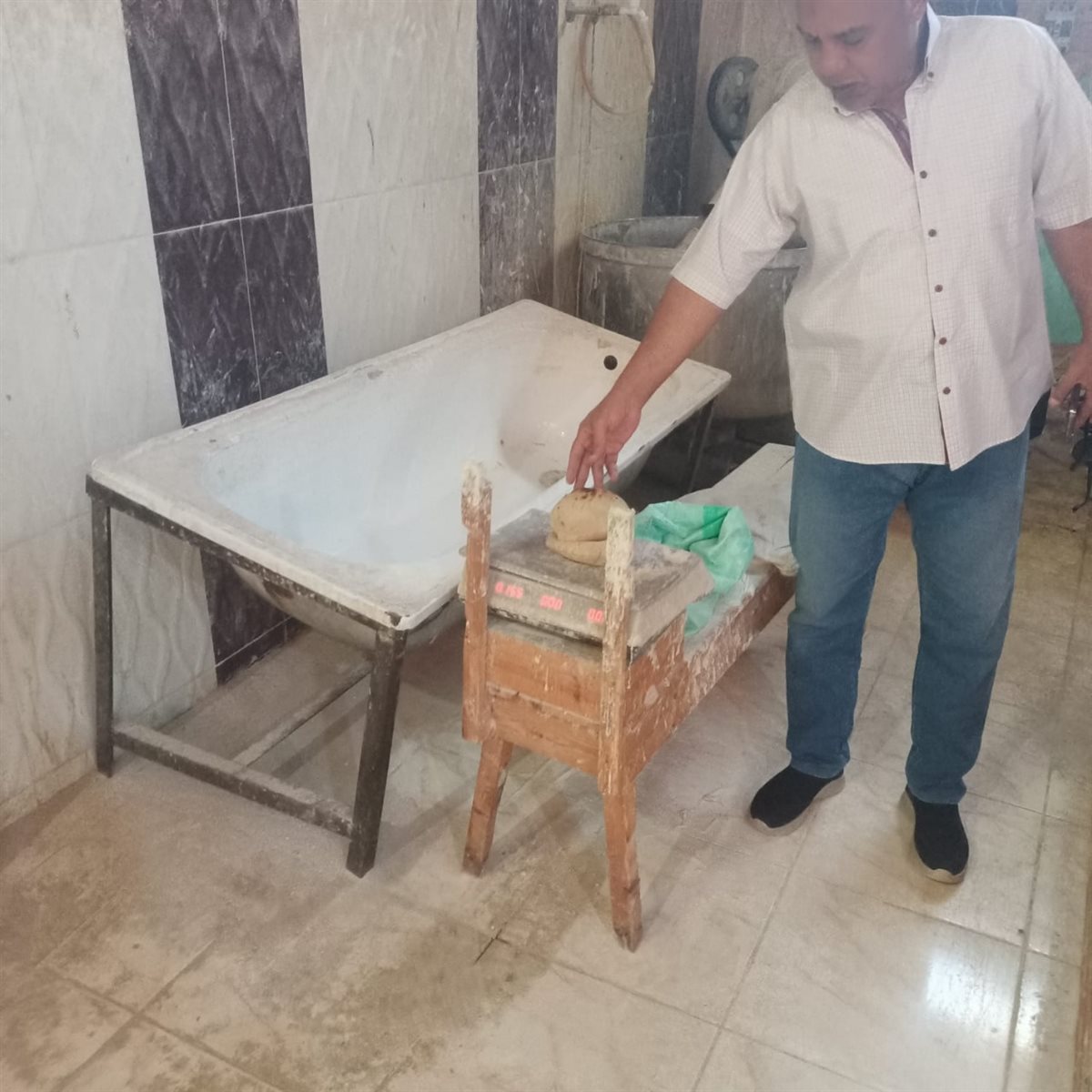 ضبط طن دواجن مقطعة بدون علامات أو بيانات وسلع غذائية منتهية الصلاحية بالفيوم