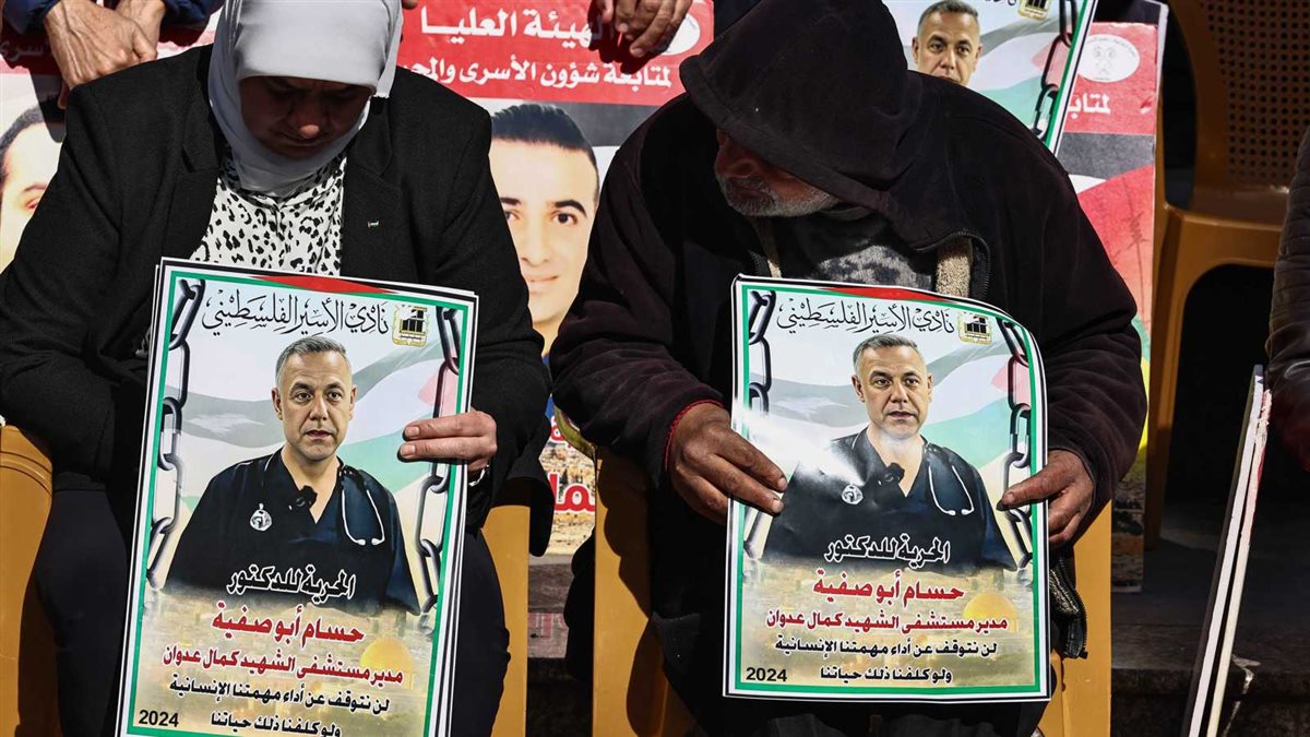 <strong>الطبيب حسام أبو صفية</strong>