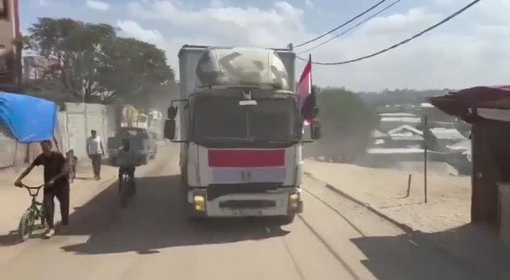 عودة النازحين الفلسطينيين إلى شمال قطاع غزة حاملين أعلام مصر