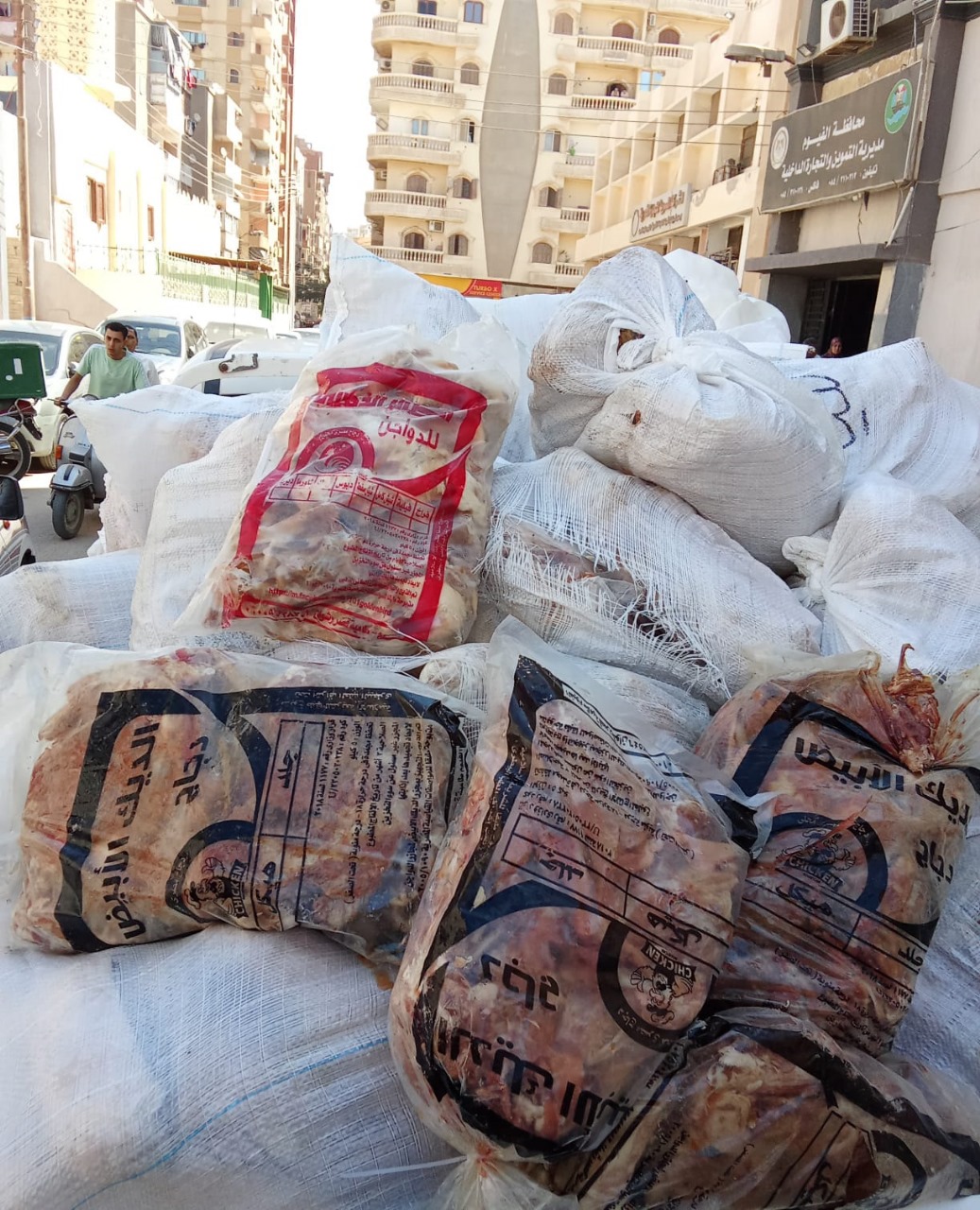 تموين الفيوم يضبط طن ونص لحوم دجاج وكبده منتهية الصلاحية وغير صالحة للاستهلاك الآدمي<br>