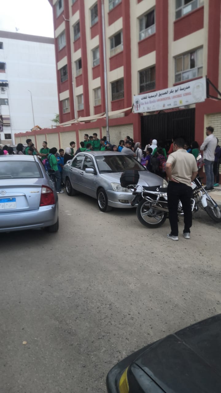 الطلاب أمام المدرسة