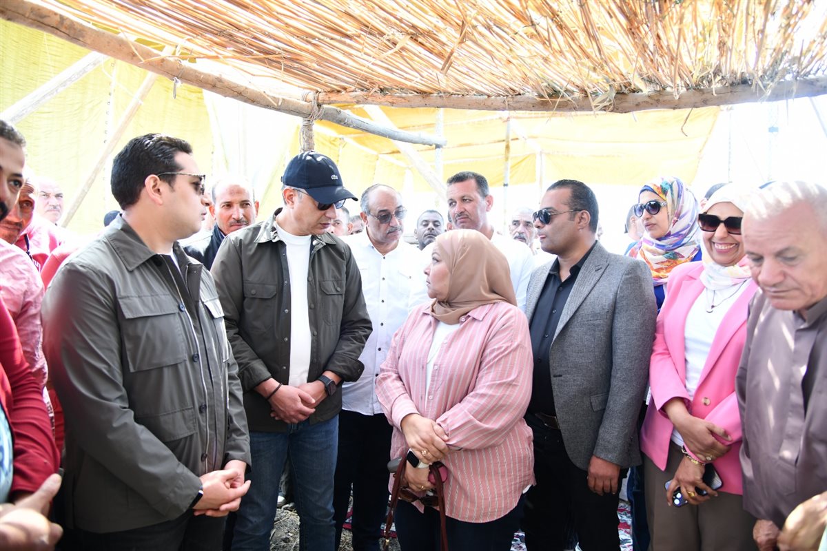 محافظ الفيوم يشهد مزاداً لبيع السمك والجمبري بإحدى الحلقات على ساحل بحيرة قارون