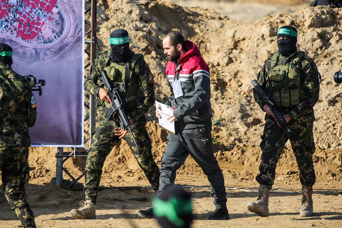 <strong>الأسرى الإسرائيلين</strong>