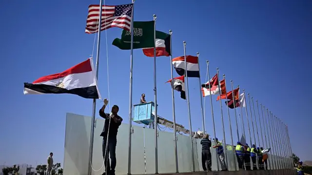 <strong>ماكرون يصل مصر لحضور قمة شرم الشيخ للسلام</strong>