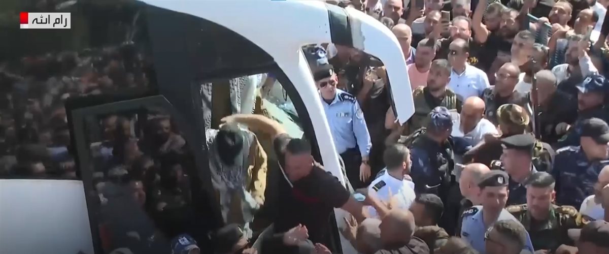  وصول حافلات تقل معتقلين فلسطينيين إلى رام الله ضمن صفقة التبادل 
