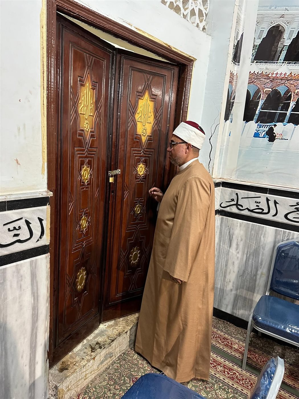 الدكتور العشماوي أمام ضريح الدكتور أحمد عمر هاشم
