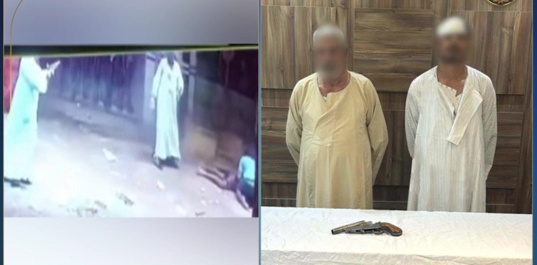 المتهمين و أمامها السلاح المستخدم في الجريمة
