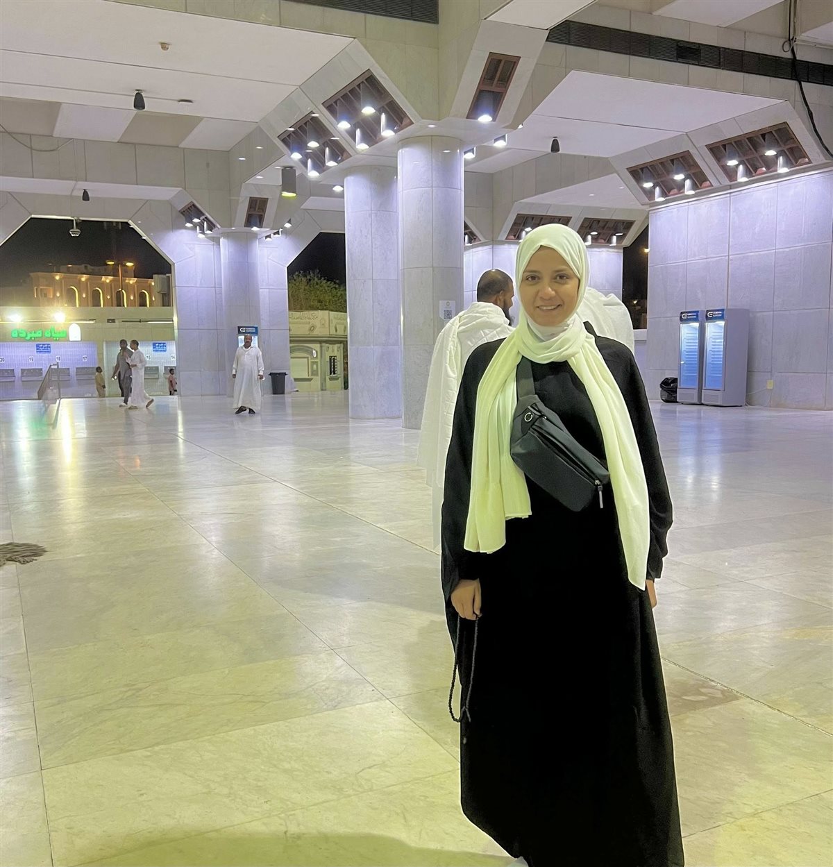 الفنانة سهر الصايغ تؤدي مناسك العمرة