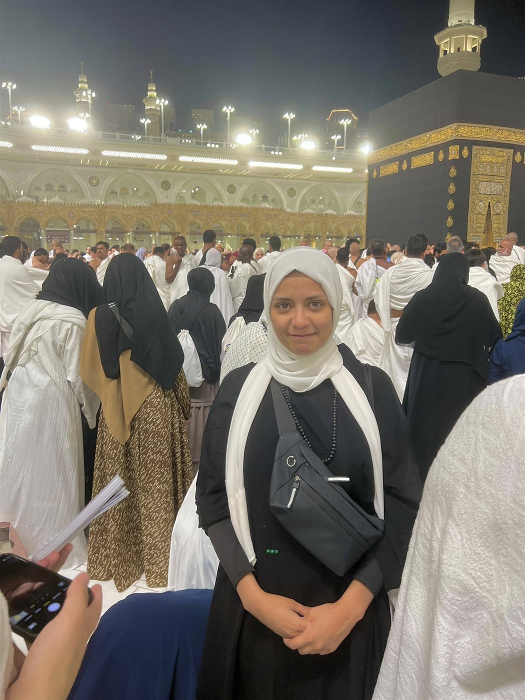 الفنانة سهر الصايغ تؤدي مناسك العمرة