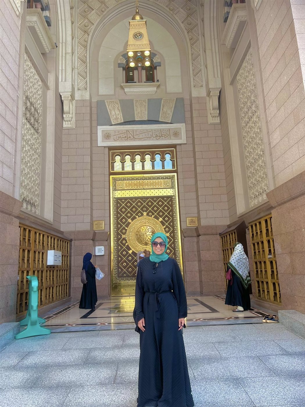 الفنانة سهر الصايغ تؤدي مناسك العمرة