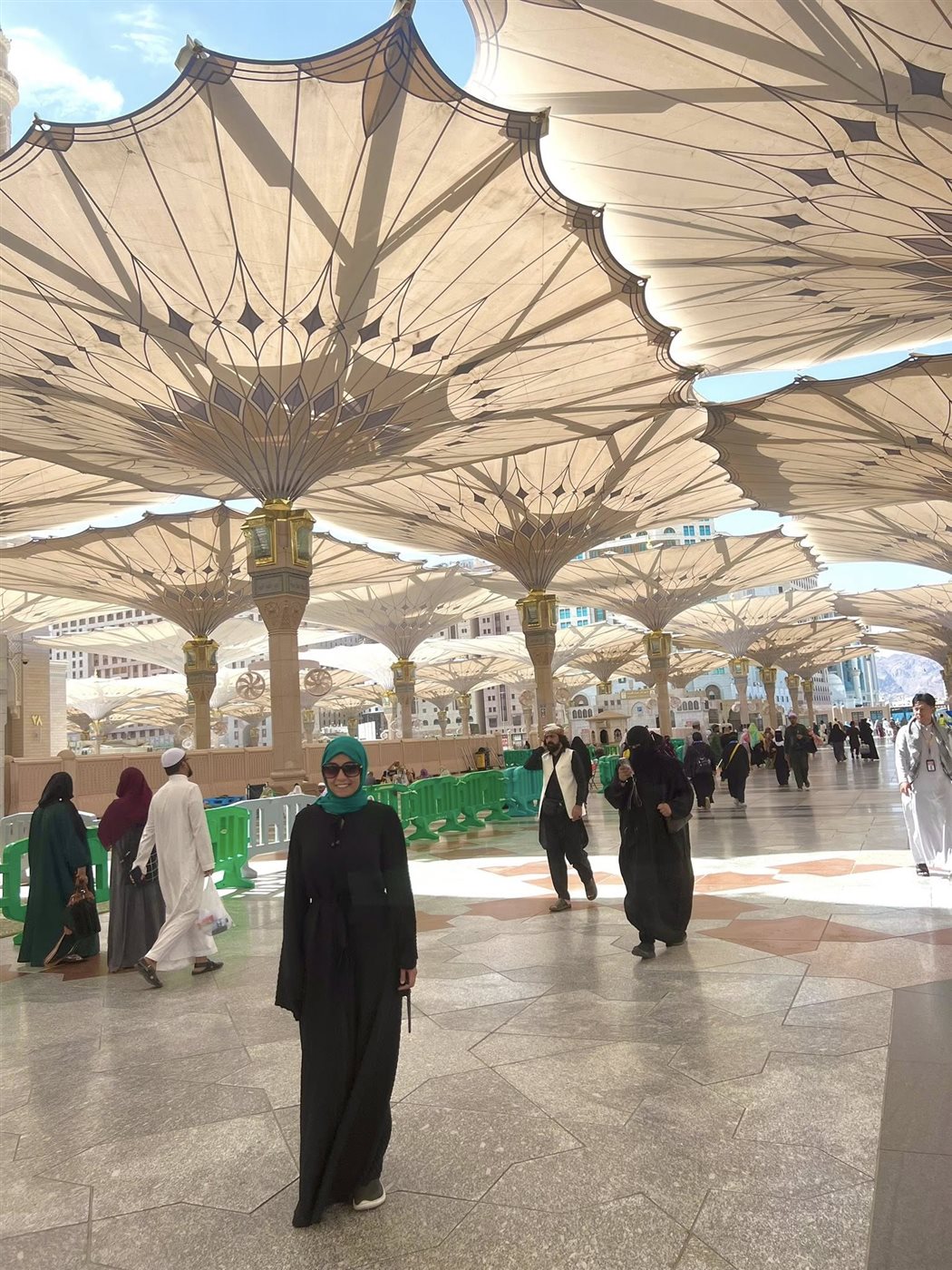 الفنانة سهر الصايغ تؤدي مناسك العمرة