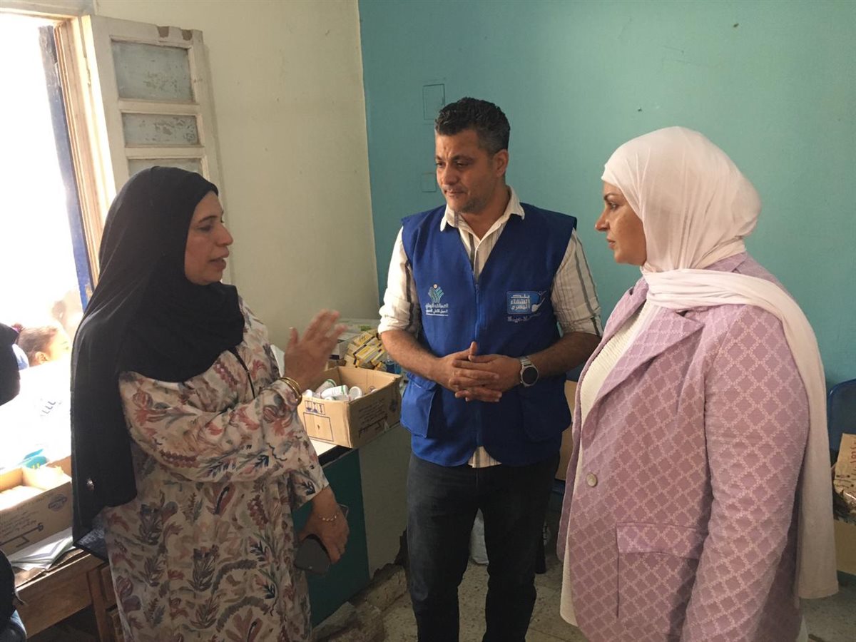 رئيس مركز ابشواى تتفقد أعمال القافلة الطبية بسنرو بالتعاون مع جمعية صلاح الدين وبنك الشفاء المصري