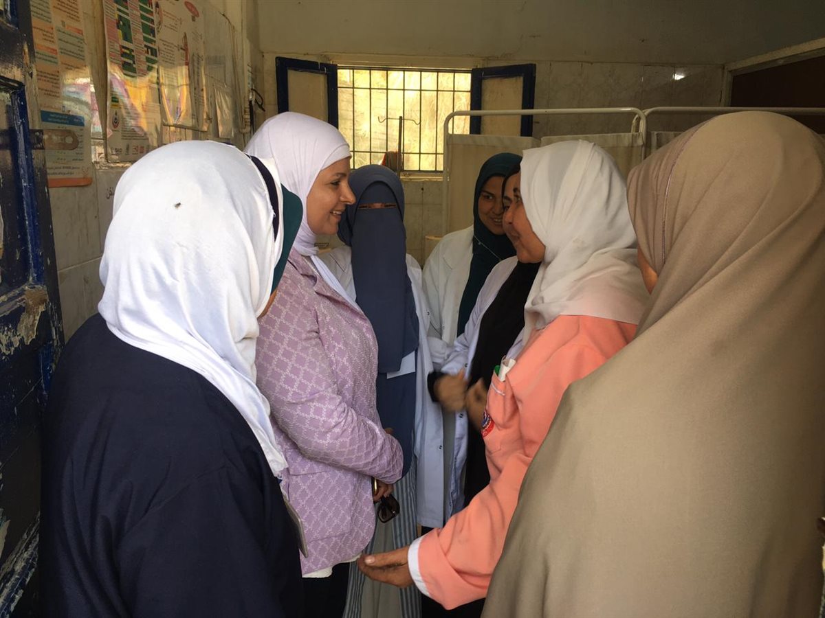 رئيس مركز ابشواى تتفقد أعمال القافلة الطبية بسنرو بالتعاون مع جمعية صلاح الدين وبنك الشفاء المصري