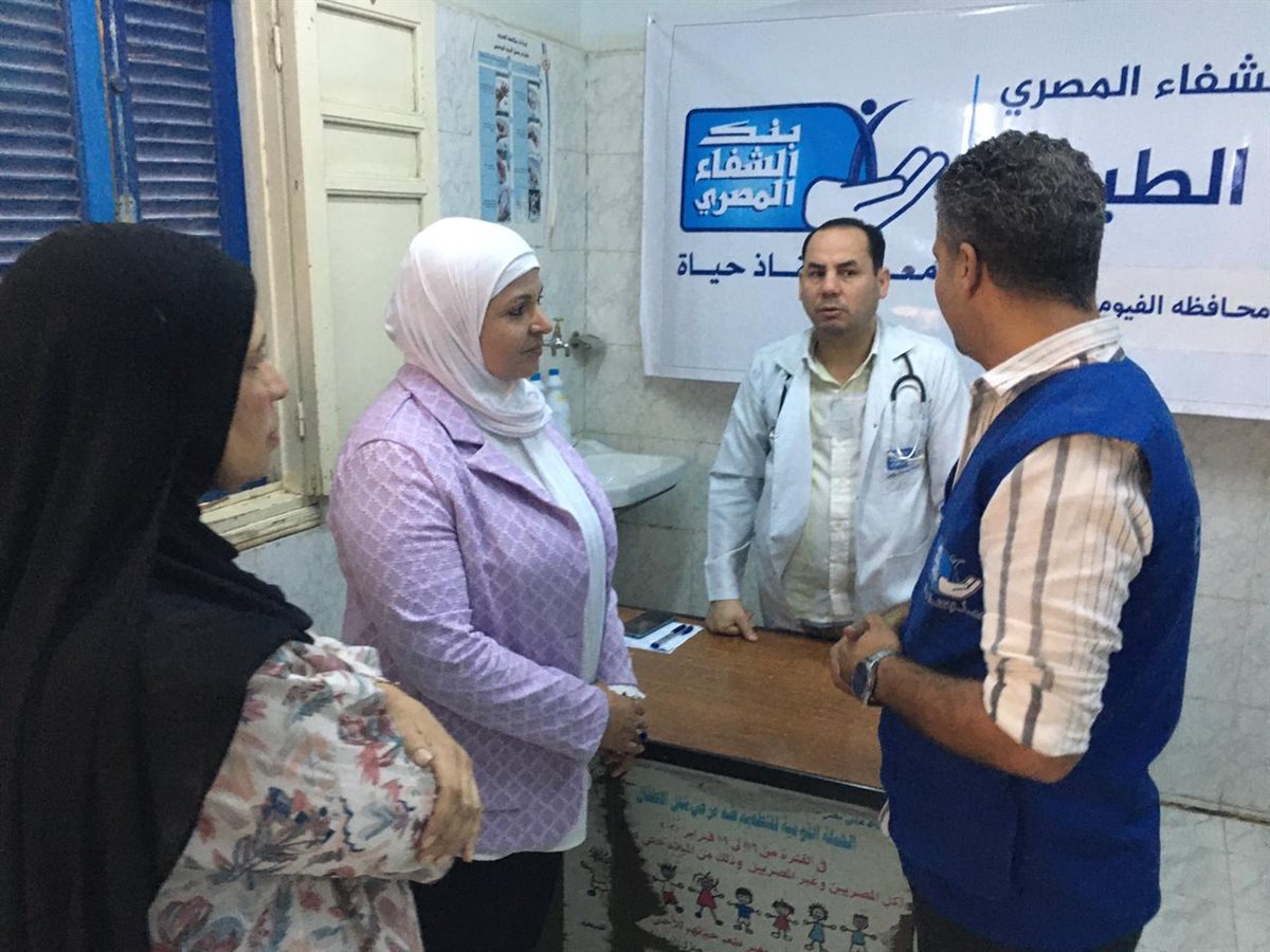 رئيس مركز ابشواى تتفقد أعمال القافلة الطبية بسنرو بالتعاون مع جمعية صلاح الدين وبنك الشفاء المصري