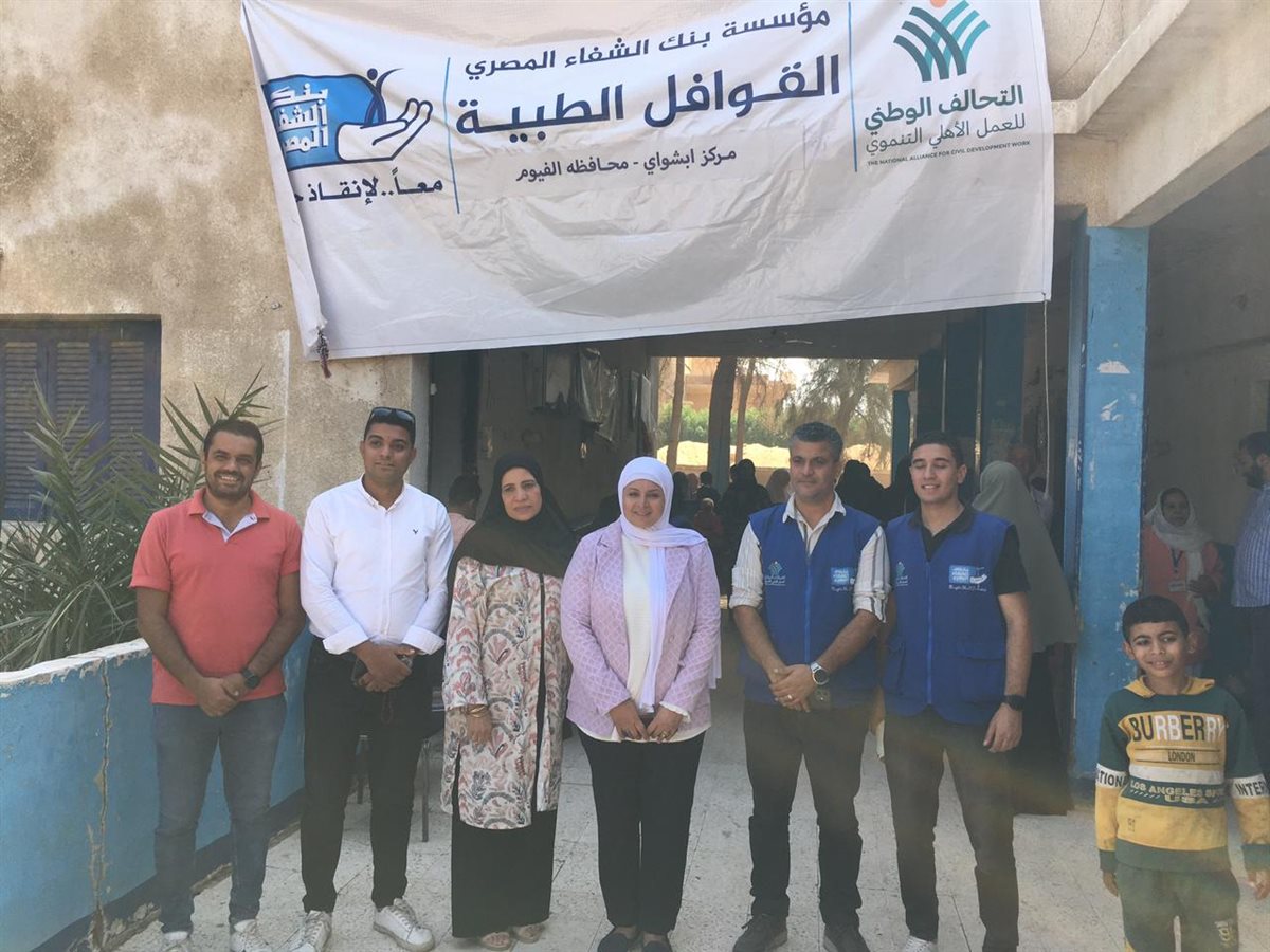 رئيس مركز ابشواى تتفقد أعمال القافلة الطبية بسنرو بالتعاون مع جمعية صلاح الدين وبنك الشفاء المصري