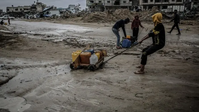<strong>إسرائيل تمنع دخول معدات إعادة الإعمار إلى غزة</strong>