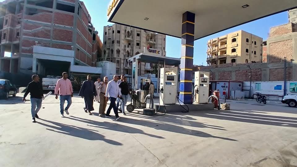 رئيس مركز ومدينة طامية يتابع محطات الوقود ومجمع سيارات طامية وتطبيق التعريفة الجديدة