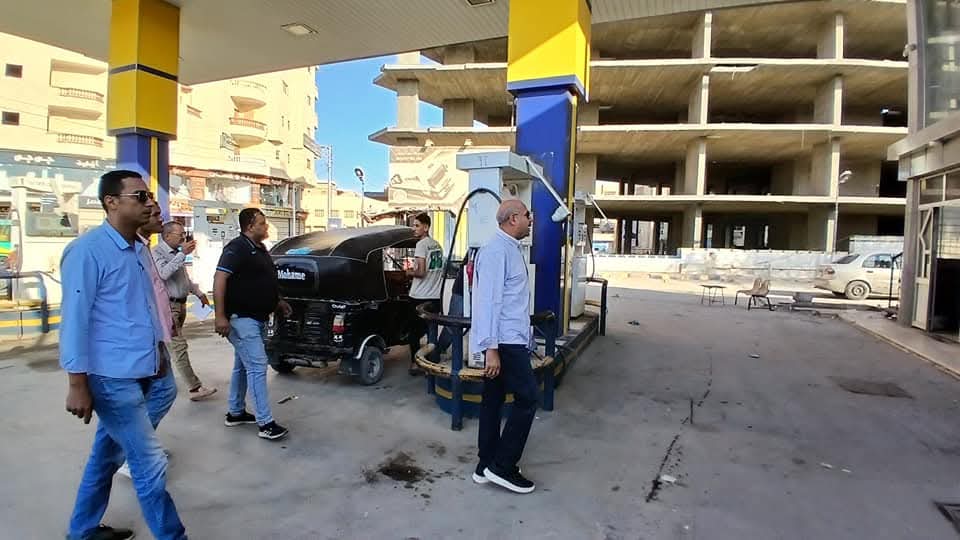 رئيس مركز ومدينة طامية يتابع محطات الوقود ومجمع سيارات طامية وتطبيق التعريفة الجديدة