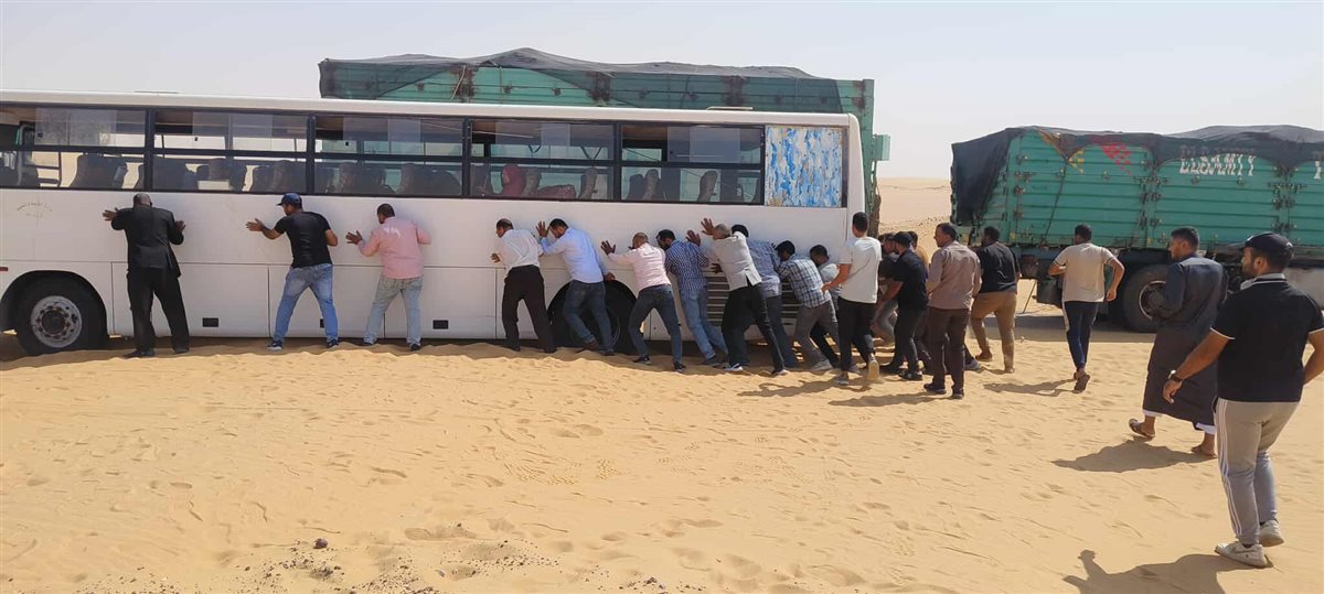معلمون يدفعون أتوبيسًا في الصحراء