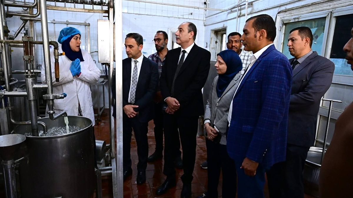 جامعة الفيوم: تفقد الوحدة النموذجية للألبان ومعمل زراعة الأنسجة النباتية بكلية الزراعة