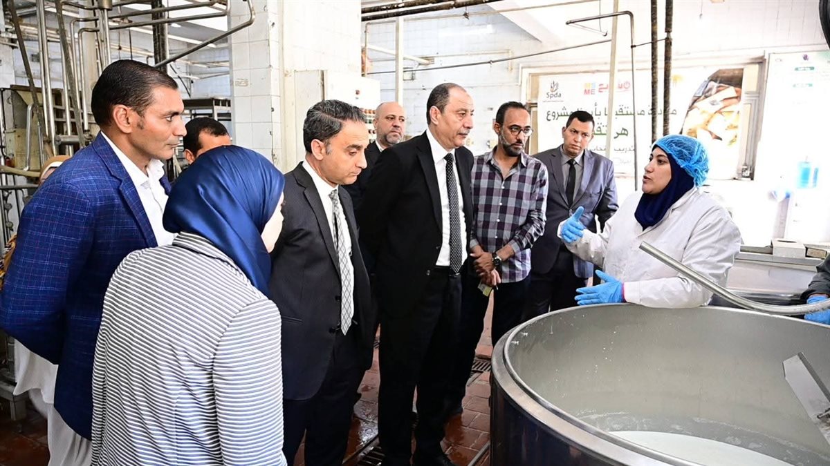 جامعة الفيوم: تفقد الوحدة النموذجية للألبان ومعمل زراعة الأنسجة النباتية بكلية الزراعة