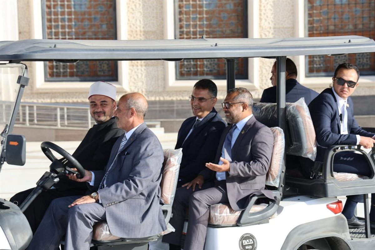 وزير خارجية المالديف في جولة بمسجد مصر
