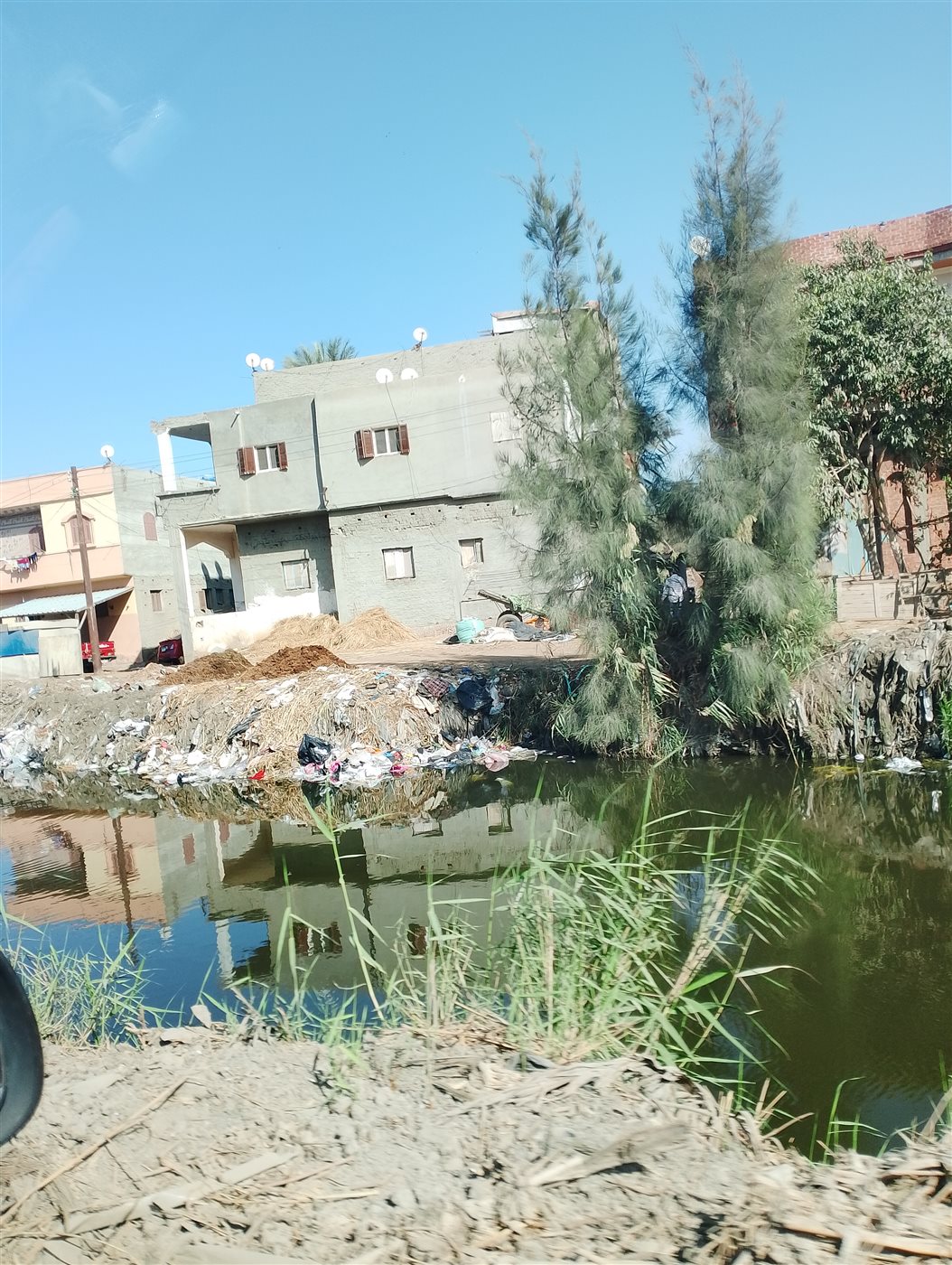 انتشار القمامة في ترع قرية الوهيبة
