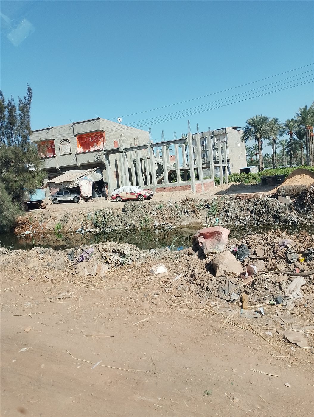 انتشار القمامة في ترع قرية الوهيبة